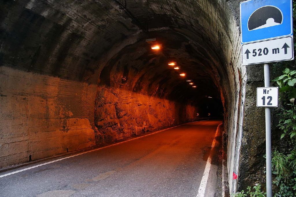 50 Viele Tunnel auf der Abfahrt